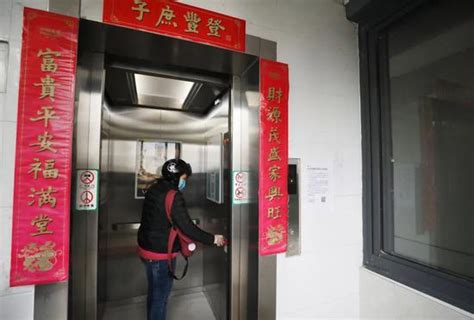 探访南京最牛小区电梯：110户用一台(组图)-搜狐滚动