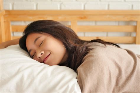 怎样睡觉更轻松？7个方法让你快速入睡！_睡眠_生活_床垫