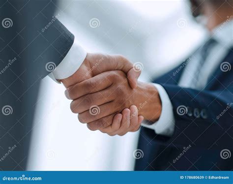 Businessman Shaking Hands 的图像结果