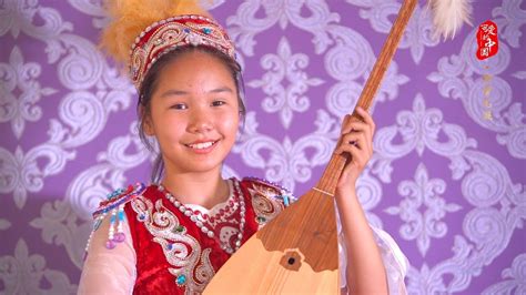 最美哈萨克族少女，北京798拍照引围观！_新浪新闻