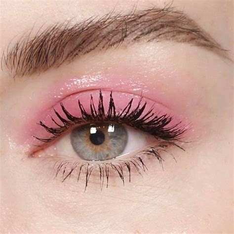 glossy pink eye | Pink eye makeup, Pinterest makeup, Aesthetic makeup
