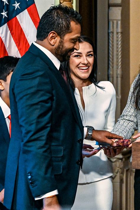 Patel en la mira por usar agentes especiales para proteger a su novia - The New York Times