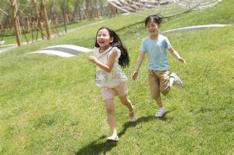 休闲装5到6岁儿童在草地上玩耍高清图片下载-正版图片501981620-摄图网