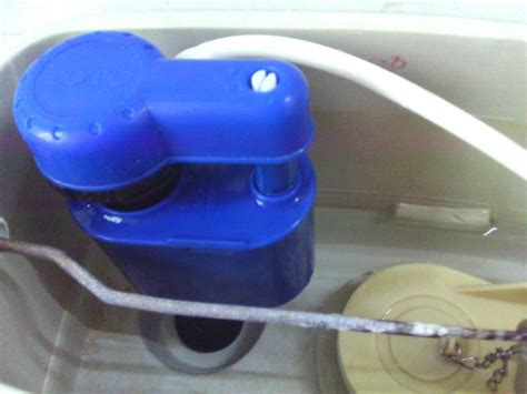 马桶水箱一直流水如何修理（怎么解决马桶水箱一直流水）