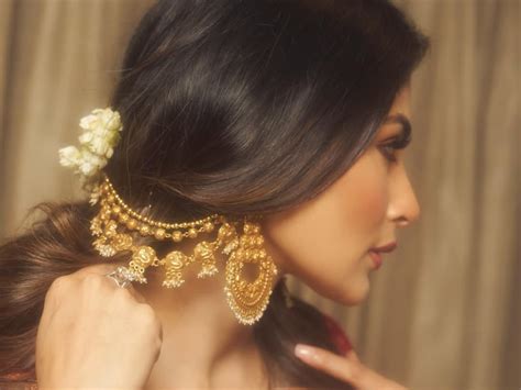 6 Times bollywood celebs stunned in unique ethnic accessories