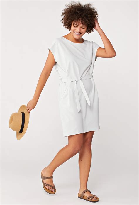 Ultimate Guide To the Best Travel Dresses for Summer