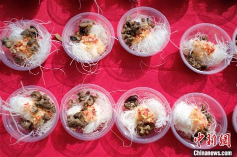 广西柳州客家小镇民众共品数百碗特色干切粉|肉干|民众|东泉镇_新浪新闻