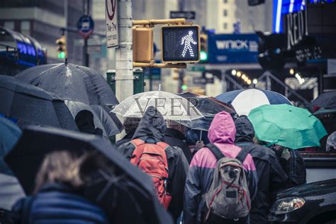城市中下雨的雨滴高清图片下载-正版图片600238110-摄图网