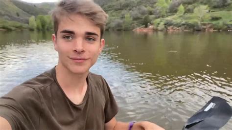 Ethan Travels (2016)