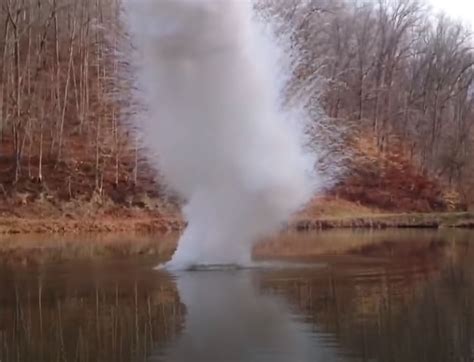 Exploding Lake 的图像结果