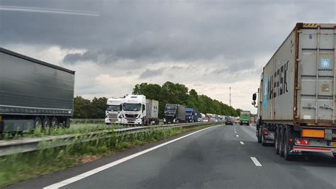 Ongeluk op A67 bij Deurne zorgt voor flinke file richting Eindhoven ...