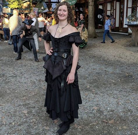All black Moresca fit in 2024 | Renaissance fair outfit, Renaissance ...