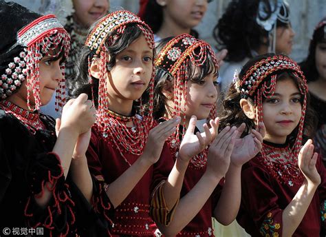 Yemeni girls hold fashion show to call for an end to the country's ...