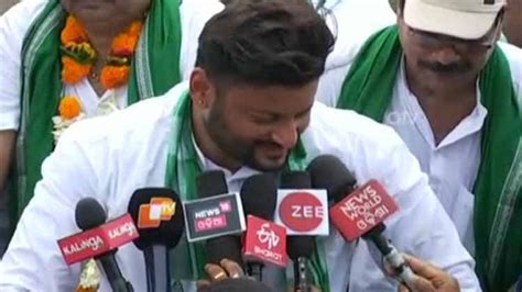 BJD's Kendrapara LS candidate Anubhav Mohanty loses cool during ...