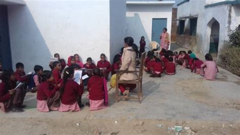 सर्द मौसम में खुले आसमान के नीचे पढ़ने की मजबूरी - Compulsory reading ...