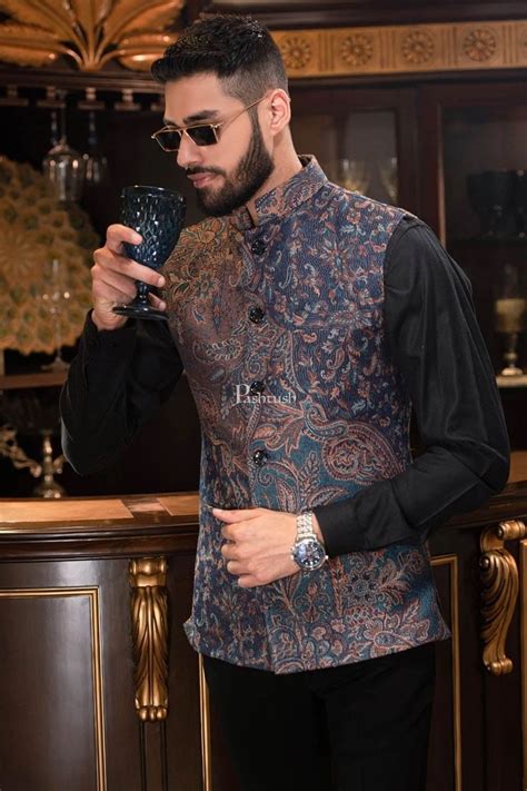 Boys Wedding Dresses: Trendy Groom Outfits