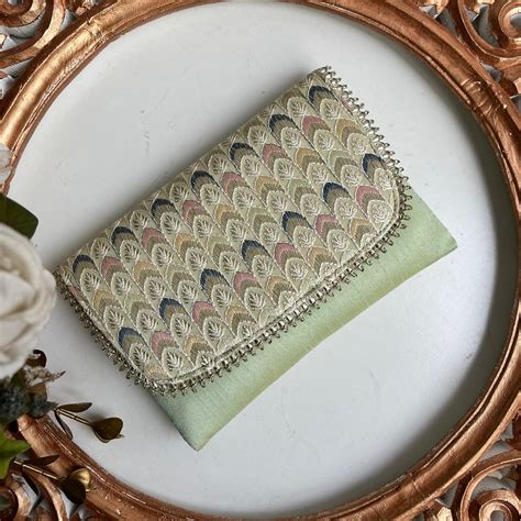 Regal Radiance Clutch – The Wedding Element