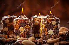 foto candele natalizie rustico candele natalizie con spezie e frutta secca foto foto candele natalizie rustico candele natalizie con spezie e frutta secca foto