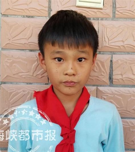 三明9岁男孩跪在路灯地下写作业 原因令人动容_大闽网_腾讯网