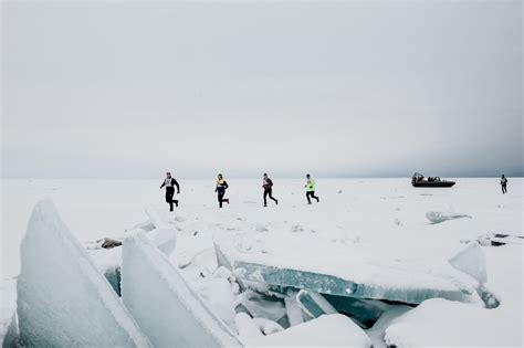 Corredores sobre una capa de hielo azul transparente.