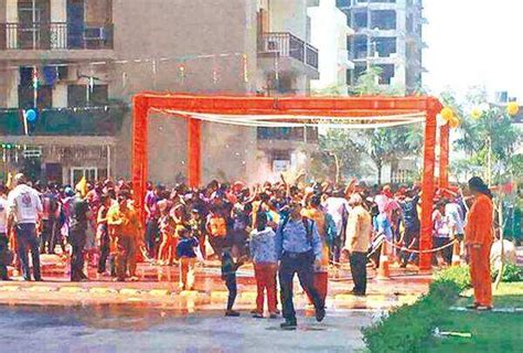 Noida's Holi parties get grander with budgets running into lakhs ...