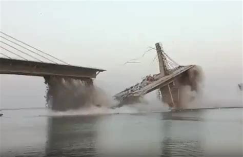 印度大桥崩塌，断裂桥面十秒内“溶入”水中消失 - 國際日報