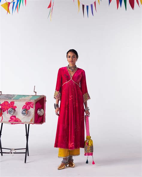 Sakhi Magenta Velvet Bell Sleeve Kurta Set – Raji Ramniq