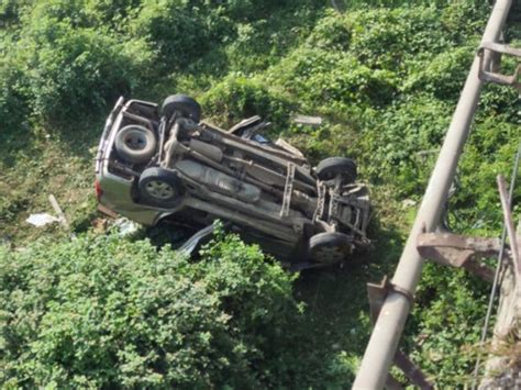 Innova car traveling from Vapi to Pavagadh breaks railing of bridge ...
