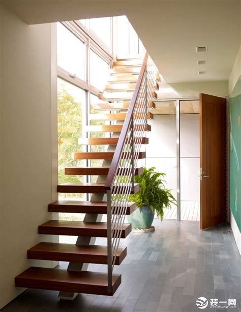 别墅现代风格楼梯装修 – 设计本装修效果图