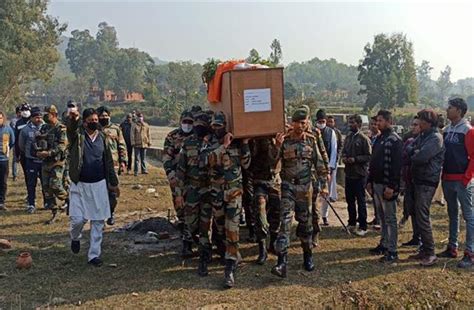 सैन्य सम्मान के साथ परवेज कुमार को दी गई अंतिम बिदाई, सेना के अधिकारी ...