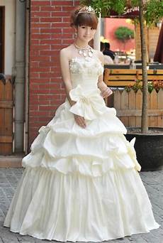 Japanese Wedding Gown by Why Do So Many Japanese Brides Rent Their Wedding Dresses Japanese Wedding Gown