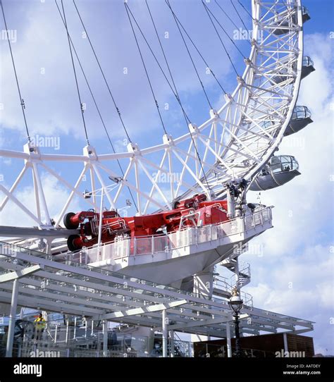 London Eye drive assembly and part of the wheel Stock Photo - Alamy