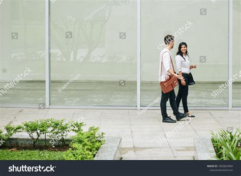 Business People Walking On Wall Street 的图像结果