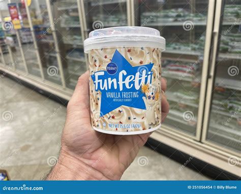 Tienda Minorista De Mano Pillsbury Funfetti Cake Froting Imagen de ...