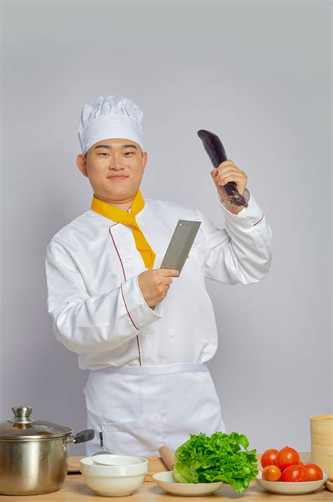 男厨师手拿菜刀,,,摄影,汇图网www.huitu.com