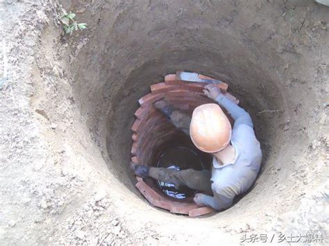 人工挖井，怎么挖了这么多，是都没有水吗还是怎么了！