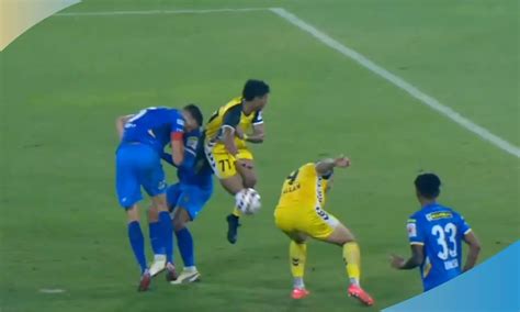 Watch: Chennaiyin's Elsinho suffers head injury after mid-pitch collision