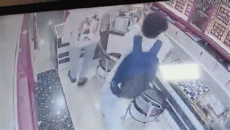 VIDEO: Robbery at jewellery shop in broad daylight in Mumbai’s ...