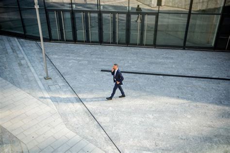 Business People Walking Aerial View 的图像结果