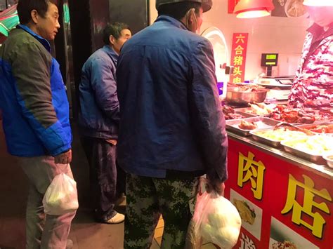 南京 三位民工装束的大哥买了2袋馒头。想买10块钱的猪头肉，不过猪头肉35元一斤，可能10块钱没有多少，后来改买那个掺了点肉的皮冻。 #图片
