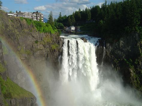https://www.goodfreephotos.com/albums/united-states/washington/other/snoqualmie-falls-is-featured-notably-in-twin-peaks-in-washington.jpg