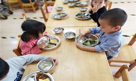 一幼儿园疑给学生吃劣质食物 家长讨说法校方否认 - - 内蒙古新闻网 - 国内频道