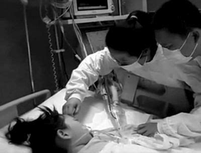 女儿隔ICU视频告别临终母亲最新素材