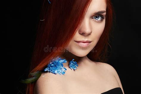 有长的头发的性感的美丽的红头发人女孩 在黑背景华美的头发和深眼睛的完善的妇女画象 自然的秀丽 库存图片 - 图片 包括有 : 94328929