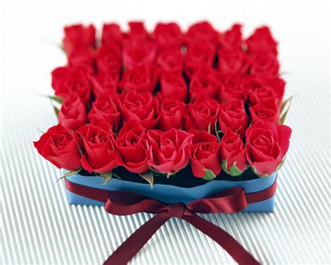 务必保证花材新鲜！ 11枝红玫瑰花束（搭配新鲜的尤加利），图片包装搭配 注意花束包的大一些，不要太小，避免客户投诉，配花和包装纸没有同款可以用 ...