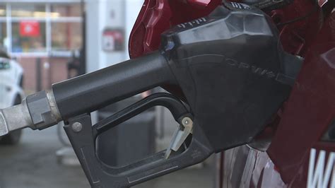 Gas prices hold steady, expected to remain below last year's average ...