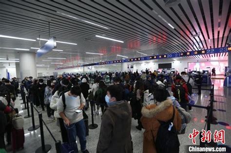 海关为广州白云机场新航站楼旅客带来出行“新体验”-