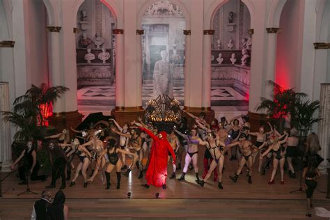 "大腿宽闭"是旧金山的沉浸式剧场有肯·富尔克的宏伟，秘密社会的性仪式|日期簿