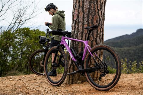 Gravel bike suspension: pros, cons, and when to choose it | CANYON US