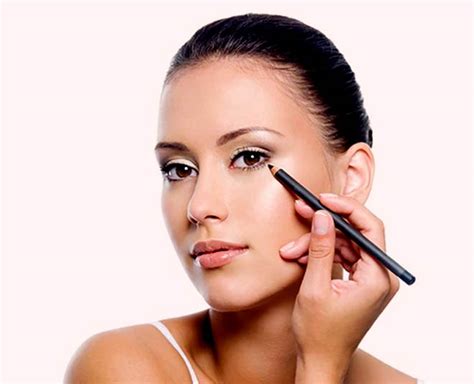 Eyeliner for Older Women | eyeliners for 50 plus women | Herzindagi